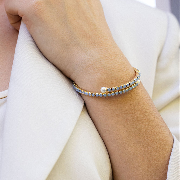 Gold bracelet with a pearl on a person&
